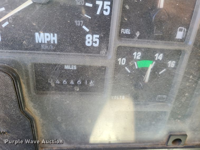 image for item GY9478 2000 International 4900  crane truck