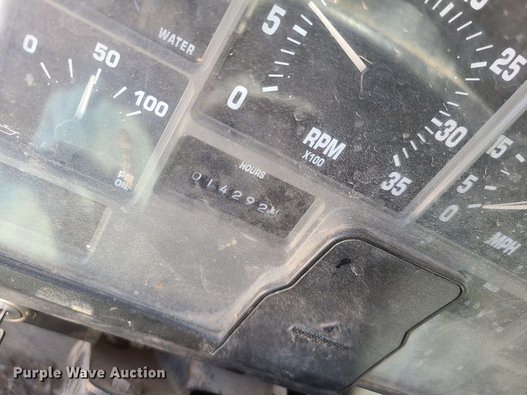 image for item GY9478 2000 International 4900  crane truck