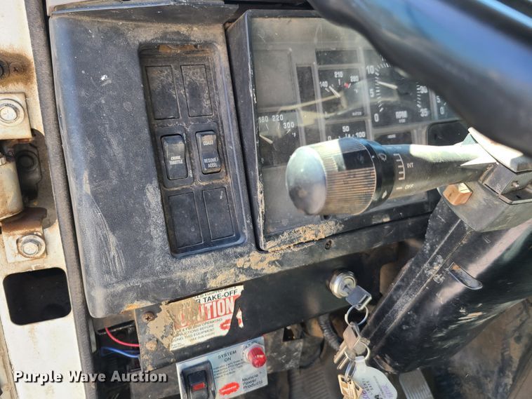 image for item GY9478 2000 International 4900  crane truck