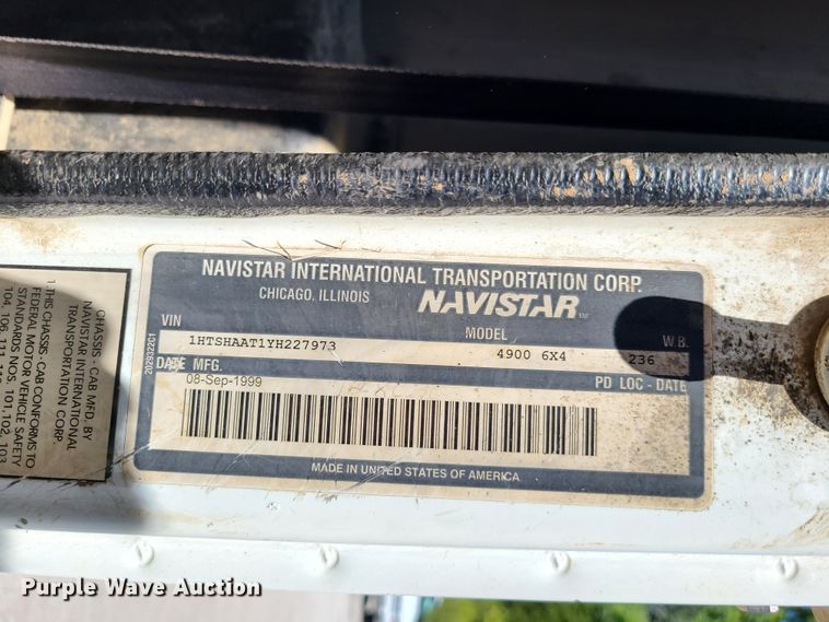 image for item GY9478 2000 International 4900  crane truck