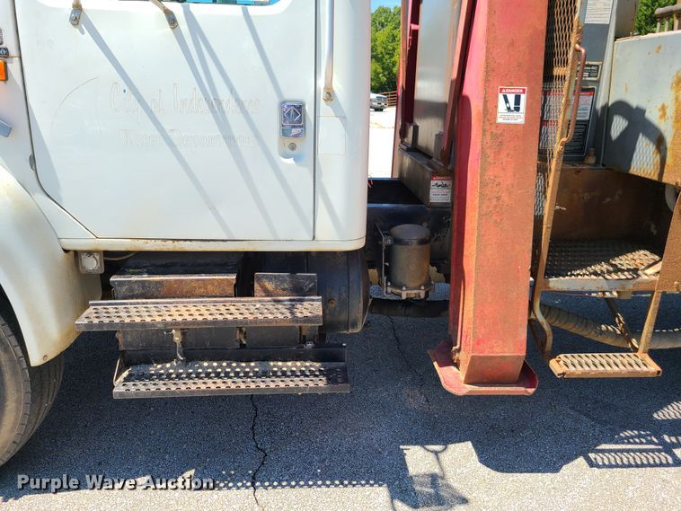 image for item GY9478 2000 International 4900  crane truck