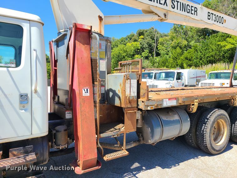 image for item GY9478 2000 International 4900  crane truck