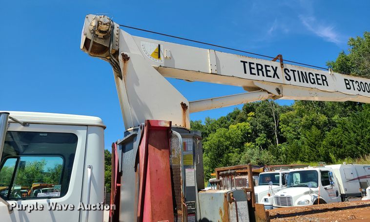 image for item GY9478 2000 International 4900  crane truck