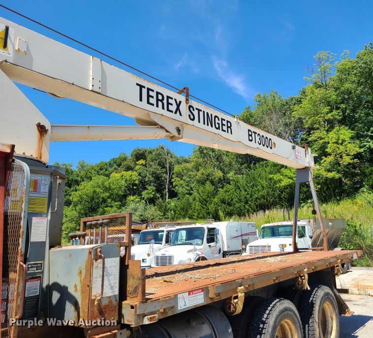 image for item GY9478 2000 International 4900  crane truck