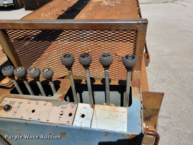 image for item GY9478 2000 International 4900  crane truck