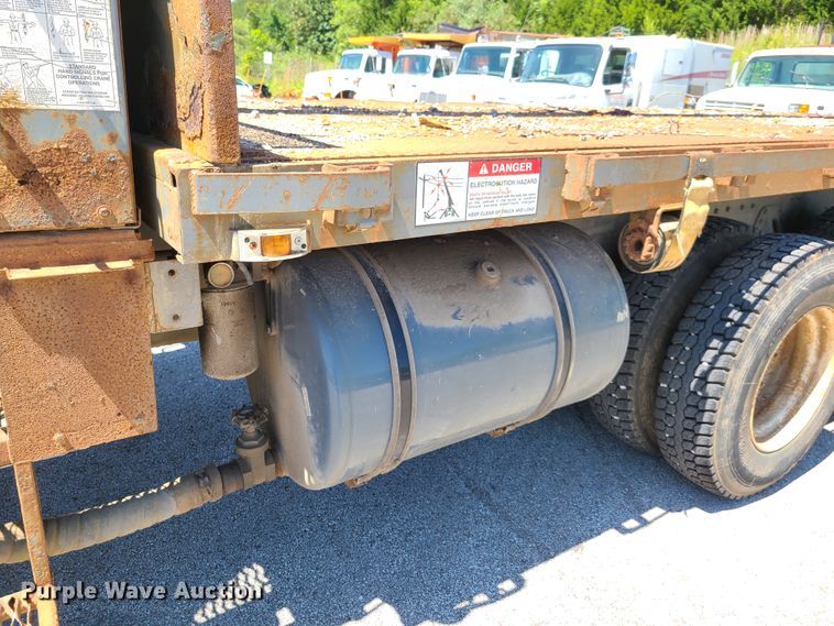 image for item GY9478 2000 International 4900  crane truck