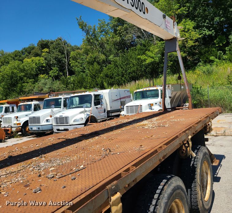 image for item GY9478 2000 International 4900  crane truck