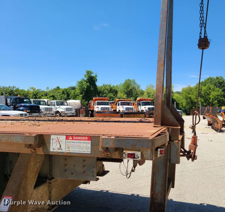 image for item GY9478 2000 International 4900  crane truck