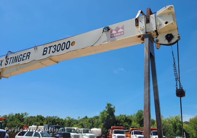 image for item GY9478 2000 International 4900  crane truck