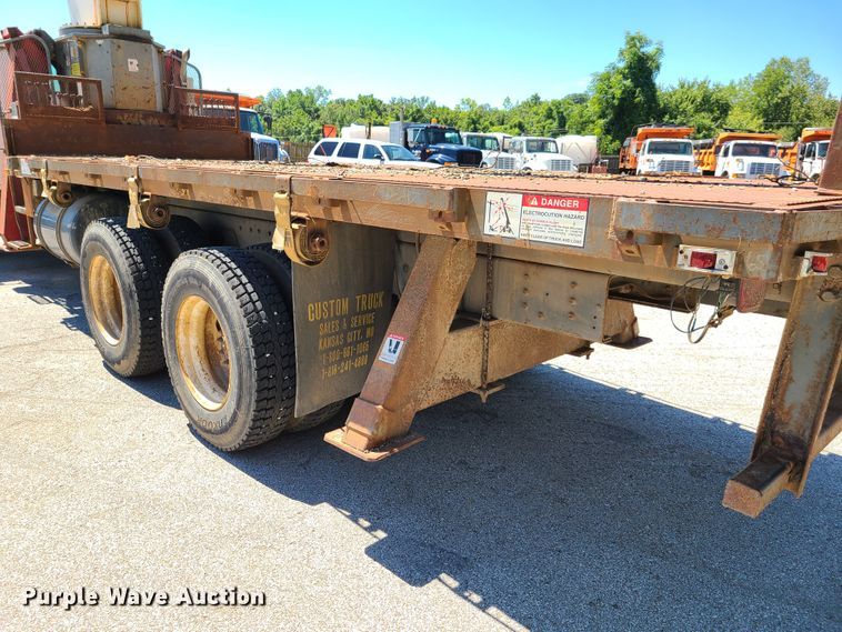 image for item GY9478 2000 International 4900  crane truck