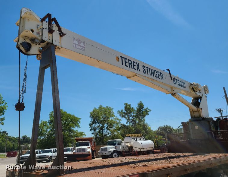 image for item GY9478 2000 International 4900  crane truck