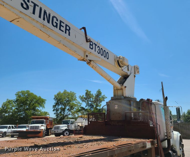 image for item GY9478 2000 International 4900  crane truck