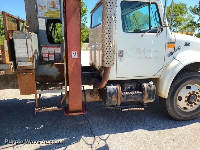 image for item GY9478 2000 International 4900  crane truck