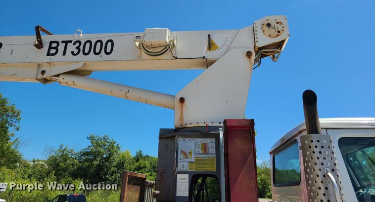 image for item GY9478 2000 International 4900  crane truck