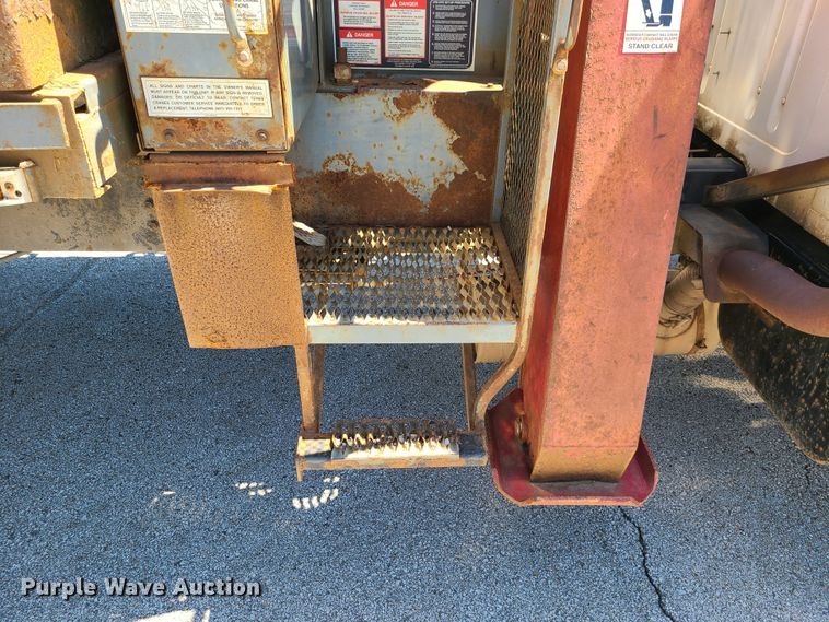 image for item GY9478 2000 International 4900  crane truck