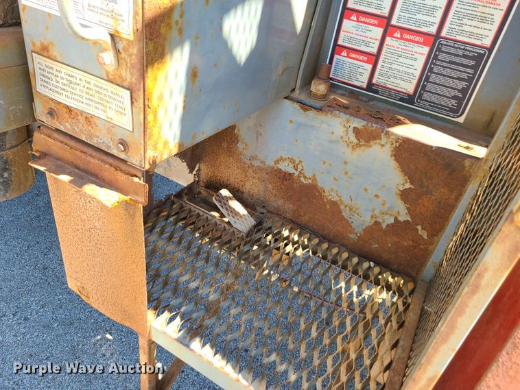 image for item GY9478 2000 International 4900  crane truck