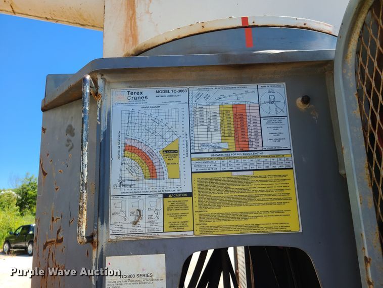 image for item GY9478 2000 International 4900  crane truck