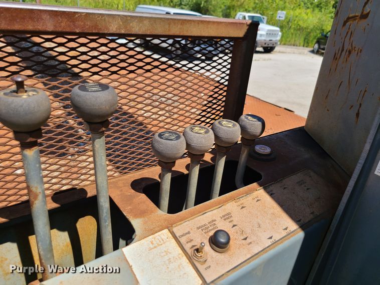 image for item GY9478 2000 International 4900  crane truck