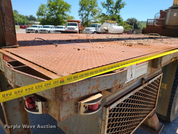 image for item GY9478 2000 International 4900  crane truck