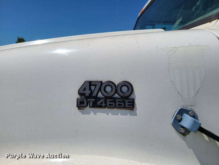 image for item GY9478 2000 International 4900  crane truck