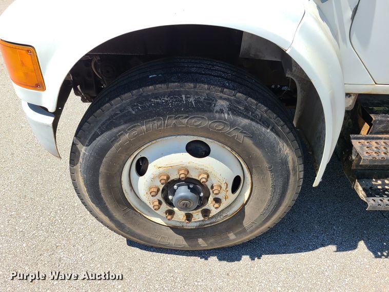 image for item GY9478 2000 International 4900  crane truck