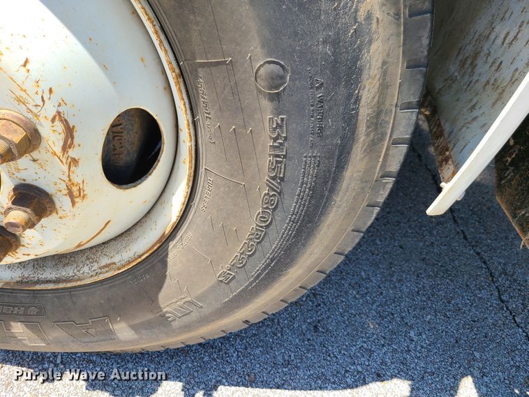 image for item GY9478 2000 International 4900  crane truck