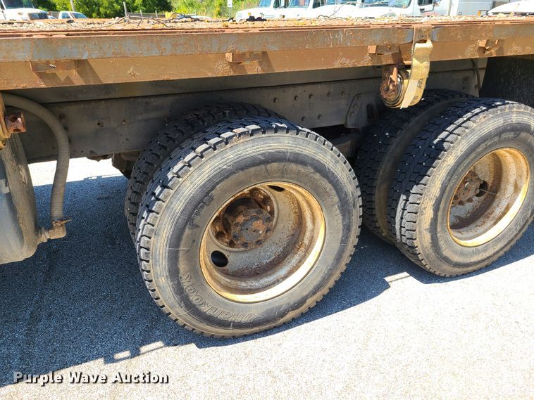 image for item GY9478 2000 International 4900  crane truck