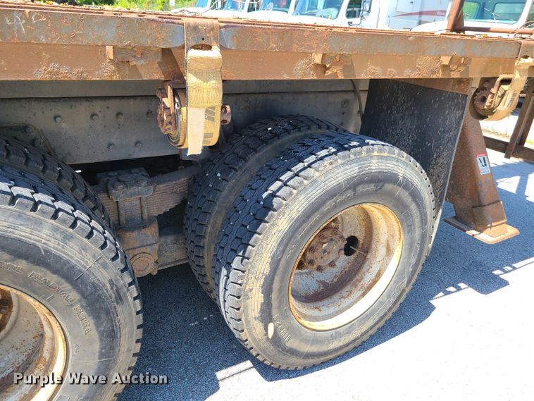 image for item GY9478 2000 International 4900  crane truck