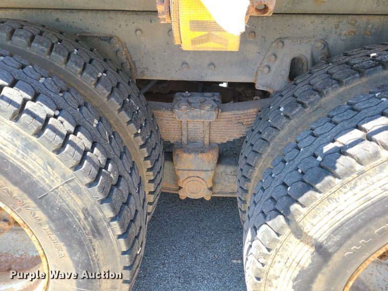 image for item GY9478 2000 International 4900  crane truck