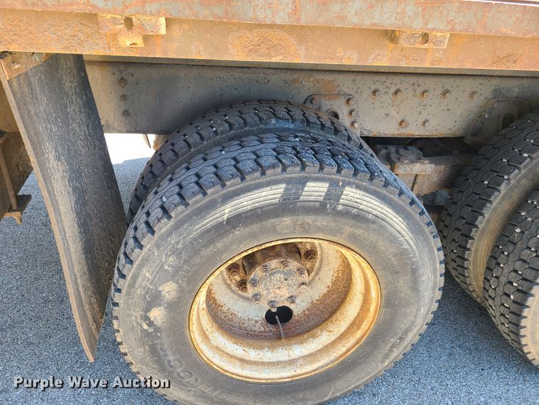 image for item GY9478 2000 International 4900  crane truck