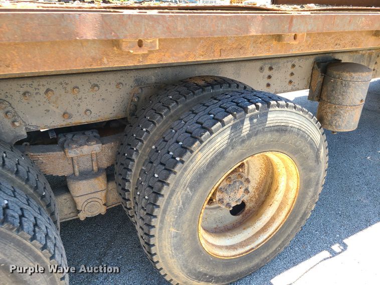 image for item GY9478 2000 International 4900  crane truck