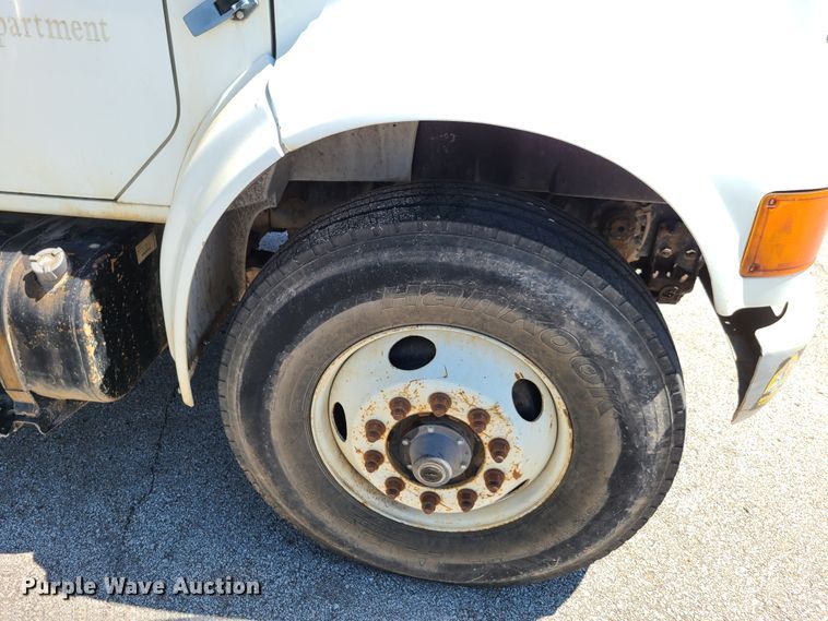 image for item GY9478 2000 International 4900  crane truck