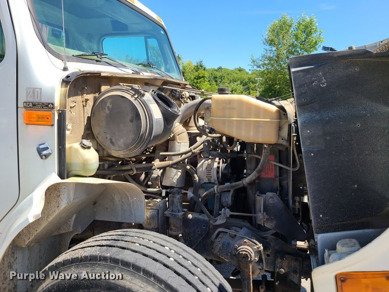 image for item GY9478 2000 International 4900  crane truck