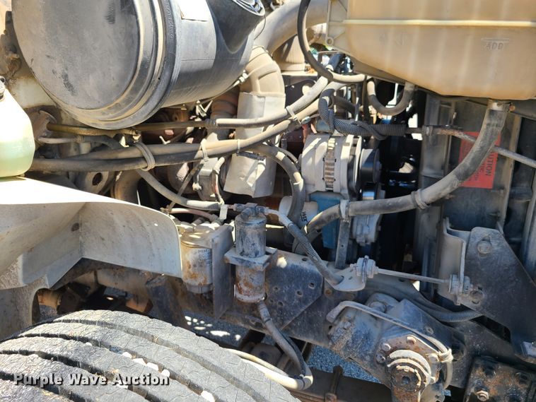 image for item GY9478 2000 International 4900  crane truck