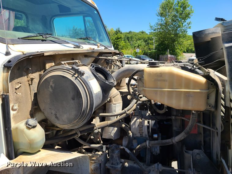 image for item GY9478 2000 International 4900  crane truck