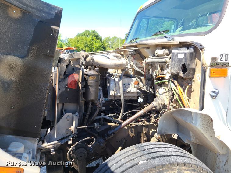 image for item GY9478 2000 International 4900  crane truck