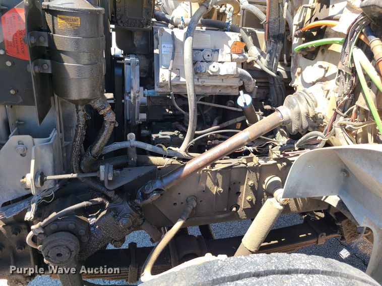 image for item GY9478 2000 International 4900  crane truck