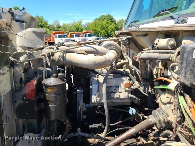 image for item GY9478 2000 International 4900  crane truck