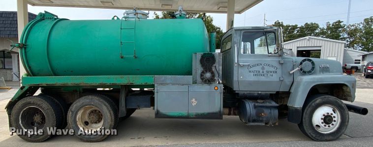 image for item HA9645 1989 Ford L8000  sewage pump truck