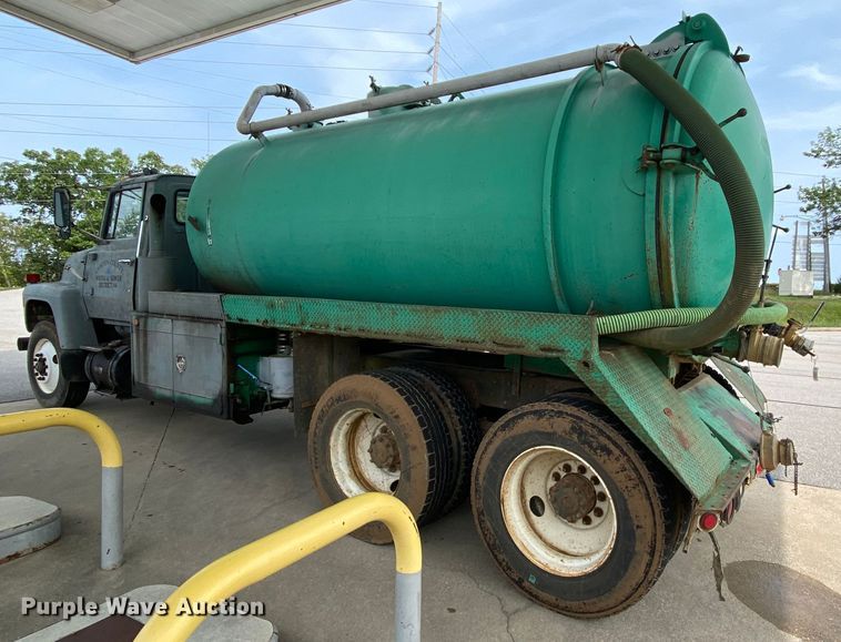 image for item HA9645 1989 Ford L8000  sewage pump truck