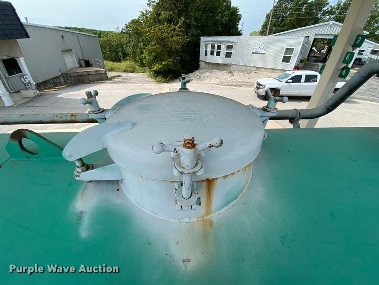 image for item HA9645 1989 Ford L8000  sewage pump truck