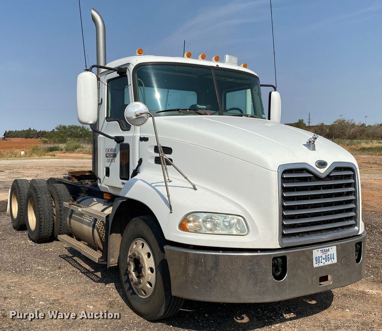 image for item HB9031 2005 Mack CXN613  semi truck