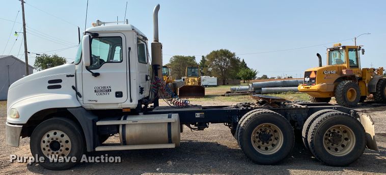 image for item HB9031 2005 Mack CXN613  semi truck