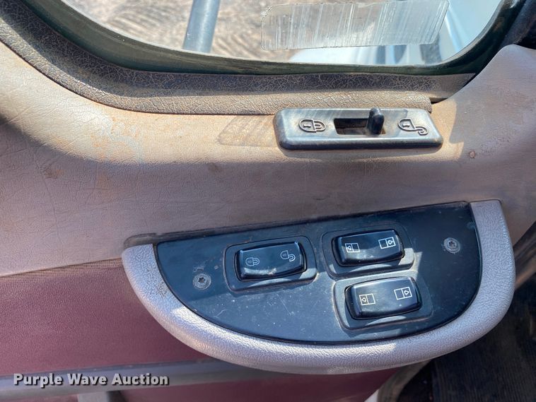 image for item HB9031 2005 Mack CXN613  semi truck