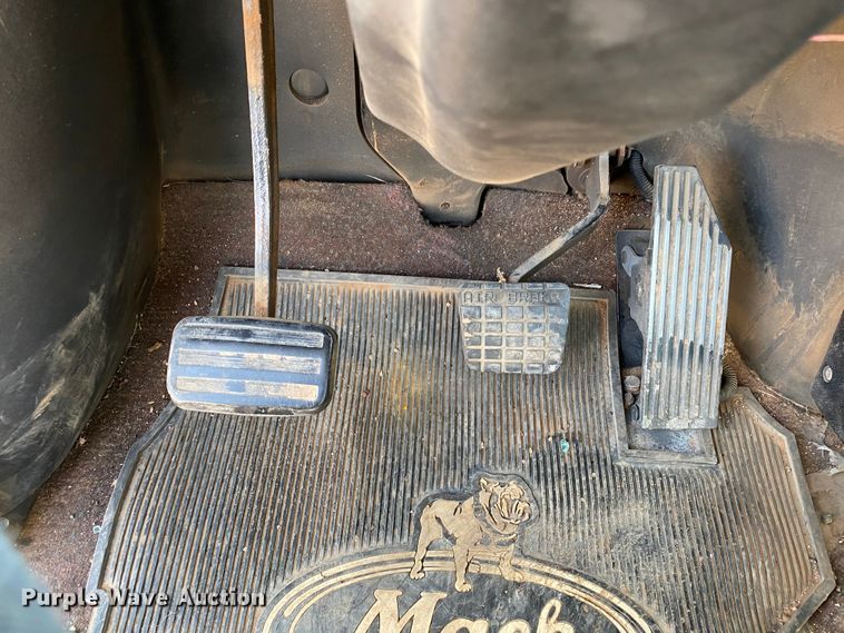 image for item HB9031 2005 Mack CXN613  semi truck