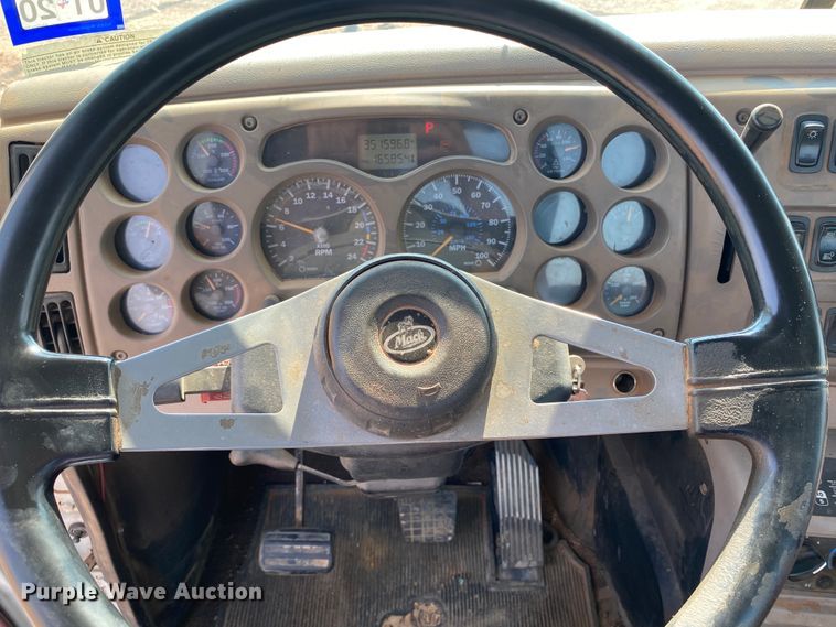 image for item HB9031 2005 Mack CXN613  semi truck