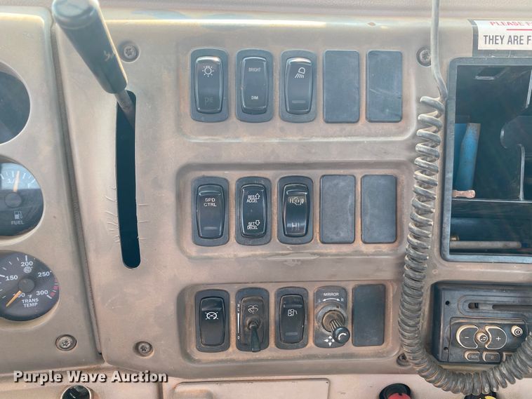 image for item HB9031 2005 Mack CXN613  semi truck