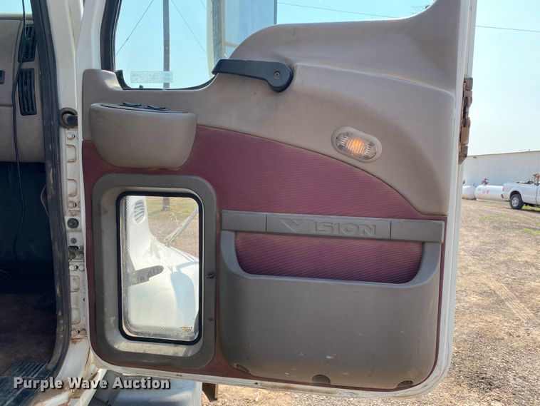 image for item HB9031 2005 Mack CXN613  semi truck