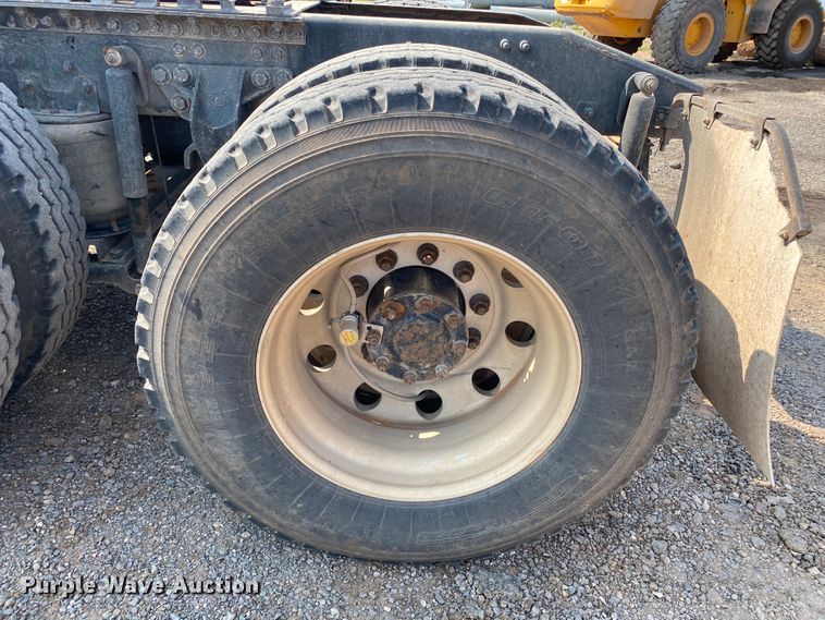 image for item HB9031 2005 Mack CXN613  semi truck