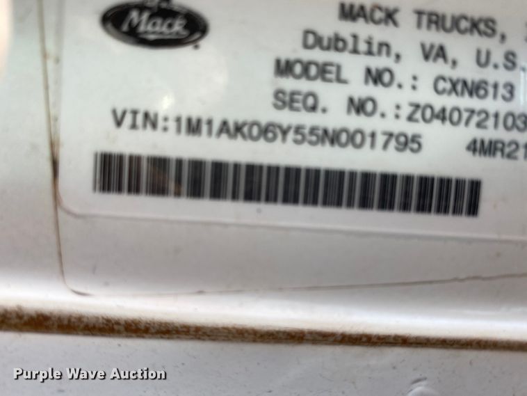 image for item HB9031 2005 Mack CXN613  semi truck
